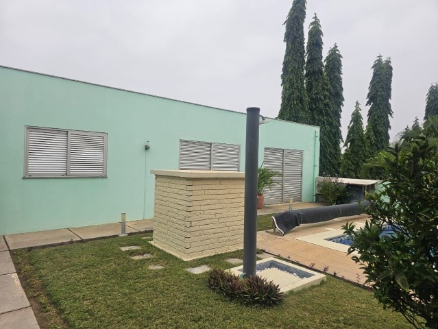 A Venda Vivenda V4 com anexo e piscina, no Condomínio Old Villas, Talatona.