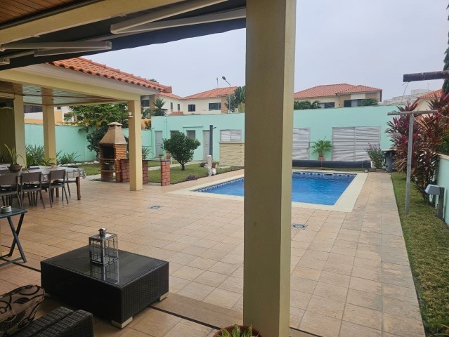 A Venda Vivenda V4 com anexo e piscina, no Condomínio Old Villas, Talatona.