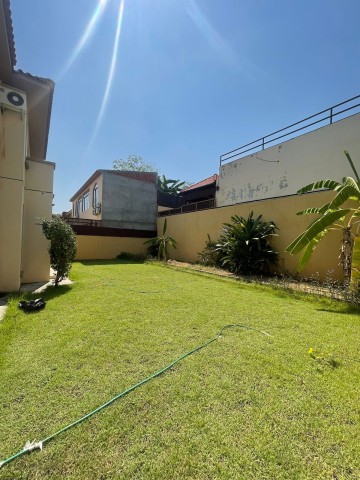 A Venda Vivenda V4, no condomínio Jardim de Rosas, Camama.