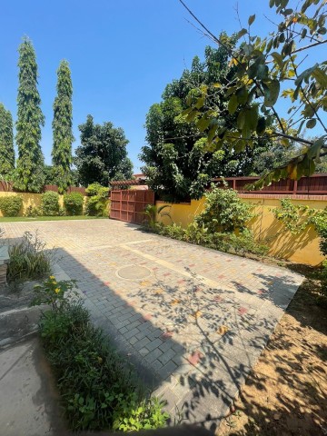 A Venda Vivenda V4, no condomínio Jardim de Rosas, Camama.