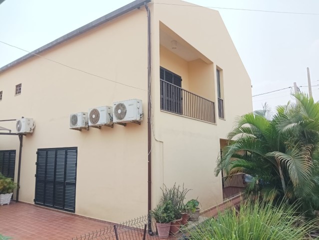 A Venda Vivenda V4 duplex com anexo, mobiliado, Bairro Militar de Talatona, defronte ao Hotel 4 pétalas.