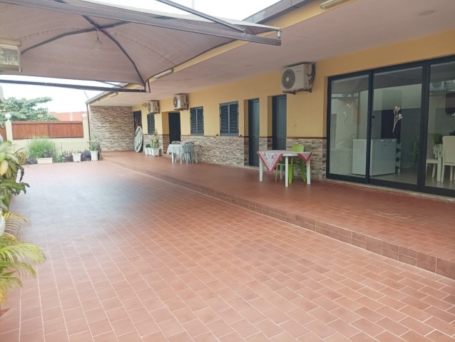 A Venda Vivenda V4 duplex com anexo, mobiliado, Bairro Militar de Talatona, defronte ao Hotel 4 pétalas.