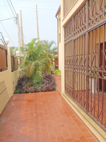 A Venda Vivenda V4 duplex com anexo, mobiliado, Bairro Militar de Talatona, defronte ao Hotel 4 pétalas.