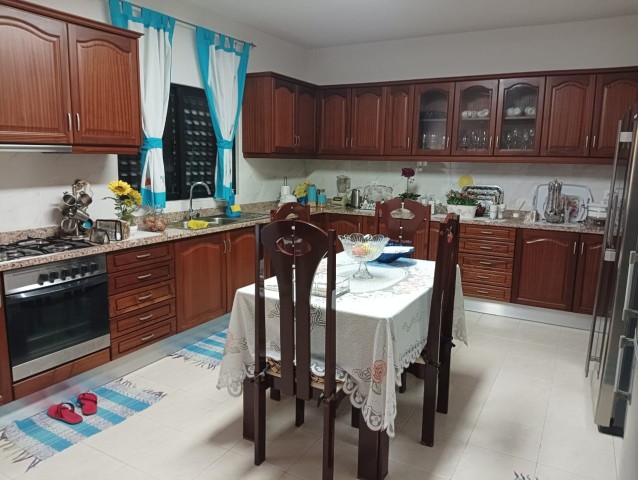 A Venda Vivenda V4 duplex com anexo, mobiliado, Bairro Militar de Talatona, defronte ao Hotel 4 pétalas.