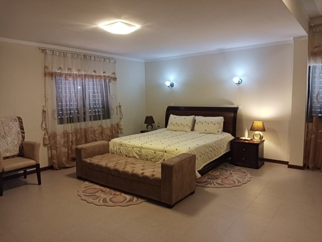 A Venda Vivenda V4 duplex com anexo, mobiliado, Bairro Militar de Talatona, defronte ao Hotel 4 pétalas.
