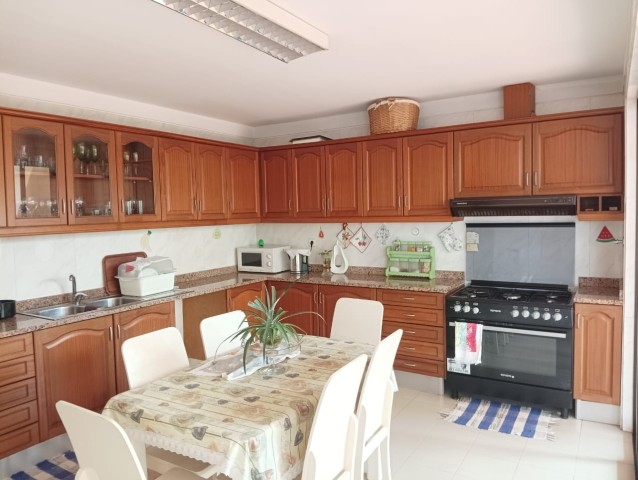 A Venda Vivenda V4 duplex com anexo, mobiliado, Bairro Militar de Talatona, defronte ao Hotel 4 pétalas.