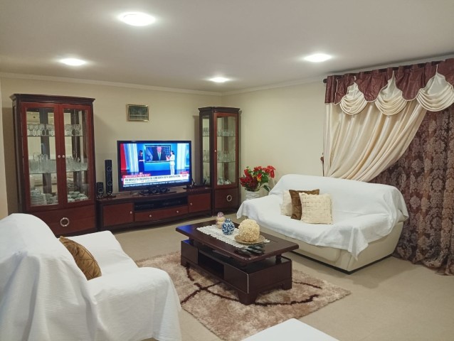 A Venda Vivenda V4 duplex com anexo, mobiliado, Bairro Militar de Talatona, defronte ao Hotel 4 pétalas.