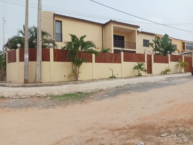 A Venda Vivenda V4 duplex com anexo, mobiliado, Bairro Militar de Talatona, defronte ao Hotel 4 pétalas.