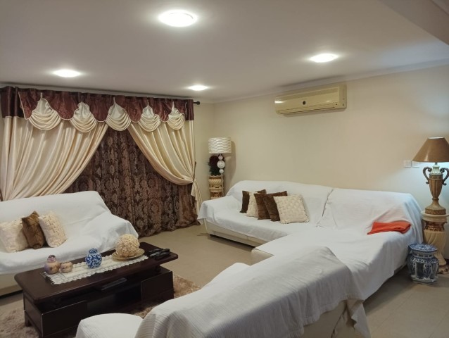 A Venda Vivenda V4 duplex com anexo, mobiliado, Bairro Militar de Talatona, defronte ao Hotel 4 pétalas.