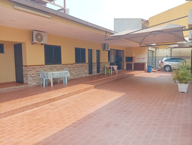 A Venda Vivenda V4 duplex com anexo, mobiliado, Bairro Militar de Talatona, defronte ao Hotel 4 pétalas.