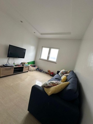 A Venda Vivenda V4 com anexo e piscina, mobiliada, no Condomínio Infinity II, Benfica.
