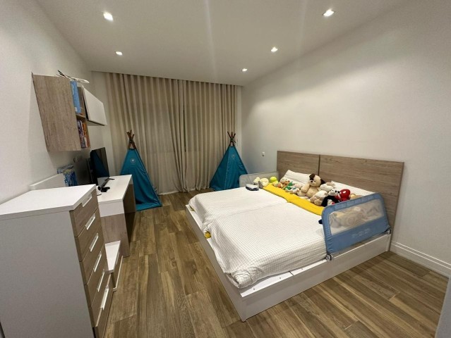 A Venda Vivenda V4 com anexo e piscina, mobiliada, no Condomínio Infinity II, Benfica.