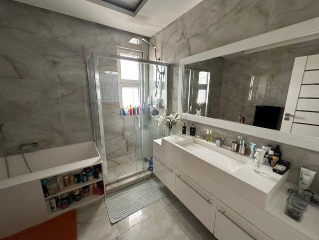 A Venda Vivenda V4 com anexo e piscina, mobiliada, no Condomínio Infinity II, Benfica.