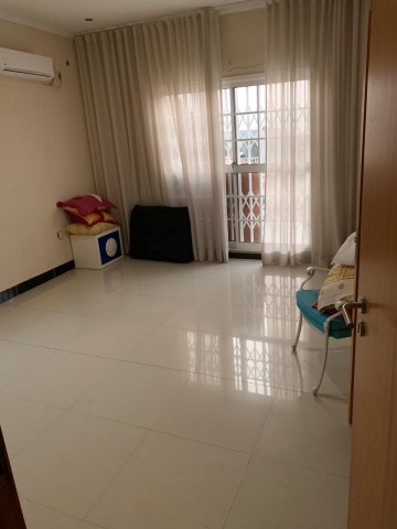 A Venda Excelente vivenda V7 com anexo, Benfica, Kifica, adjacente ao Colégio Internacional.