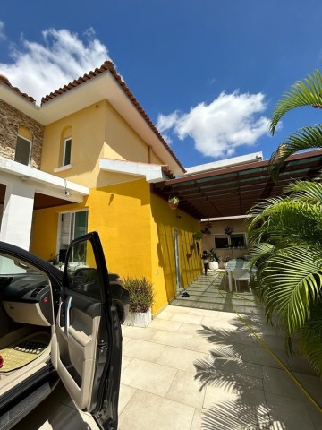 A Venda Luxuosa Vivenda V4 com anexo e piscina, no Condomínio Jardim de Rosas, Camama