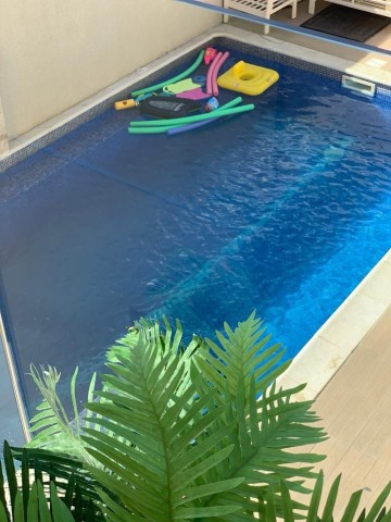A Venda Luxuosa Vivenda V4 com anexo e piscina, no Condomínio Jardim de Rosas, Camama