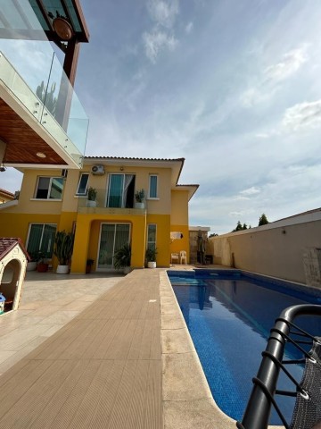A Venda Luxuosa Vivenda V4 com anexo e piscina, no Condomínio Jardim de Rosas, Camama