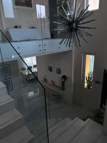 A Venda Luxuosa Vivenda V4 com anexo e piscina, no Condomínio Jardim de Rosas, Camama