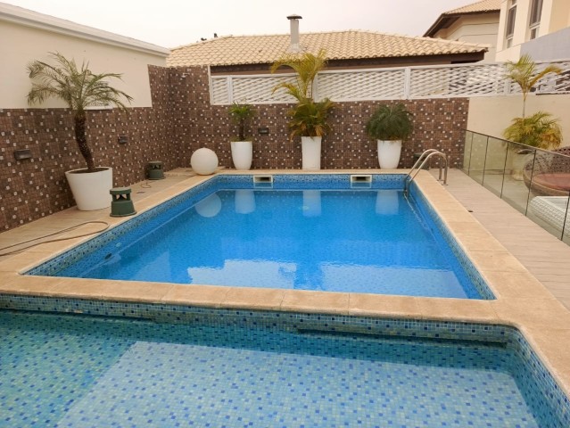 A Venda Luxuosa vivenda V6 com piscina e anexo, mobilada, no Condomínio Riviera, Talatona.