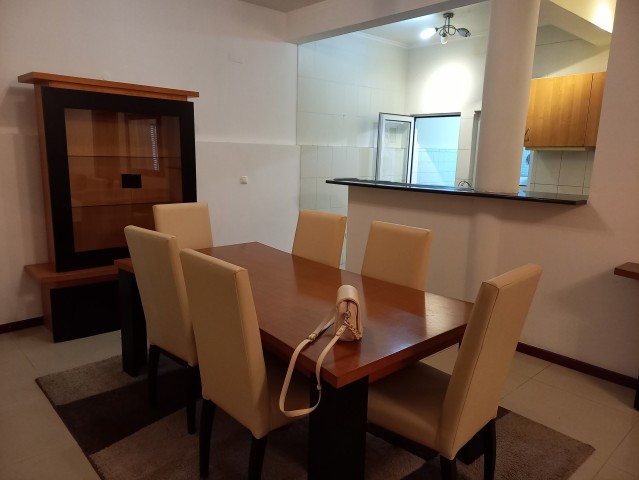 A Venda Apartamento T3, no R/C do Condomínio Vale dos Pássaros