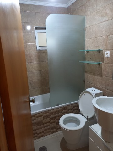 A Venda Apartamento T3, no R/C do Condomínio Vale dos Pássaros