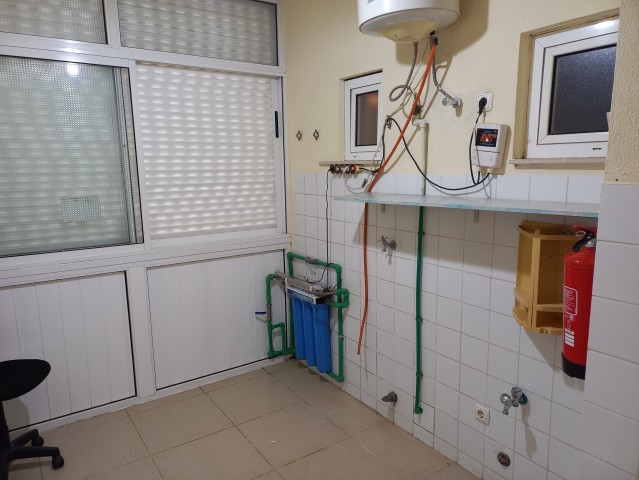 A Venda Apartamento T3, no R/C do Condomínio Vale dos Pássaros