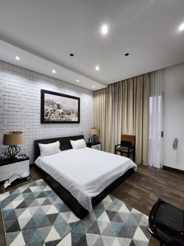A Venda Luxuosa Vivenda V4 com piscina e anexo, mobiliada, na Urbanização Boa Vida, Via Expressa.