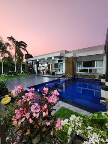 A Venda Luxuosa Vivenda V4 com piscina e anexo, mobiliada, na Urbanização Boa Vida, Via Expressa.