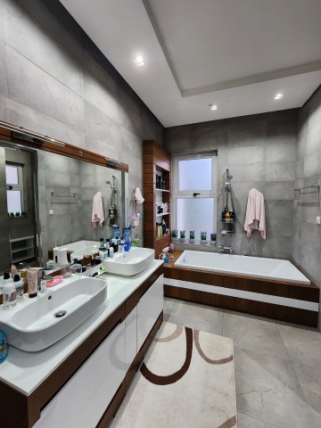 A Venda Luxuosa Vivenda V4 com piscina e anexo, mobiliada, na Urbanização Boa Vida, Via Expressa.