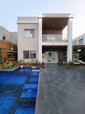 A Venda Luxuosa Vivenda V4 com piscina e anexo, mobiliada, na Urbanização Boa Vida, Via Expressa.