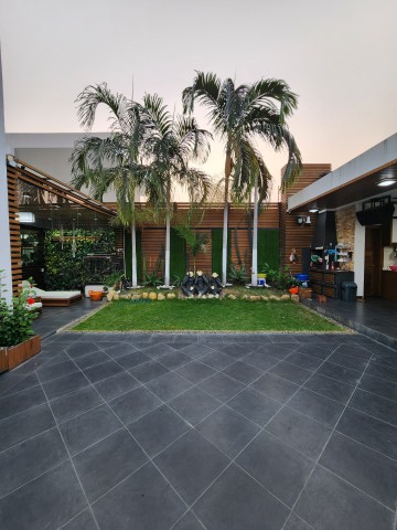 A Venda Luxuosa Vivenda V4 com piscina e anexo, mobiliada, na Urbanização Boa Vida, Via Expressa.