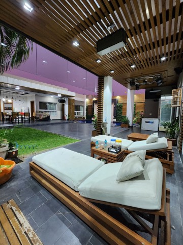 A Venda Luxuosa Vivenda V4 com piscina e anexo, mobiliada, na Urbanização Boa Vida, Via Expressa.