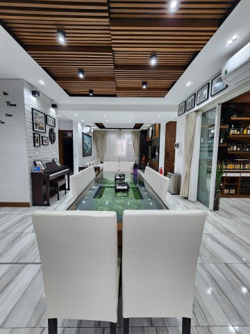 A Venda Luxuosa Vivenda V4 com piscina e anexo, mobiliada, na Urbanização Boa Vida, Via Expressa.