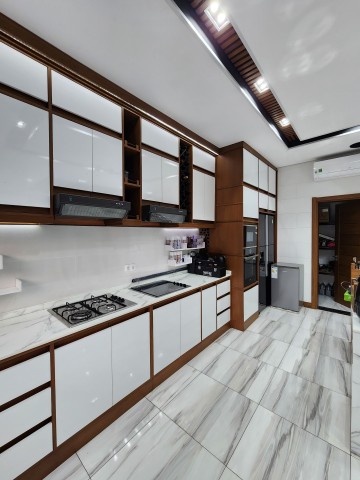 A Venda Luxuosa Vivenda V4 com piscina e anexo, mobiliada, na Urbanização Boa Vida, Via Expressa.