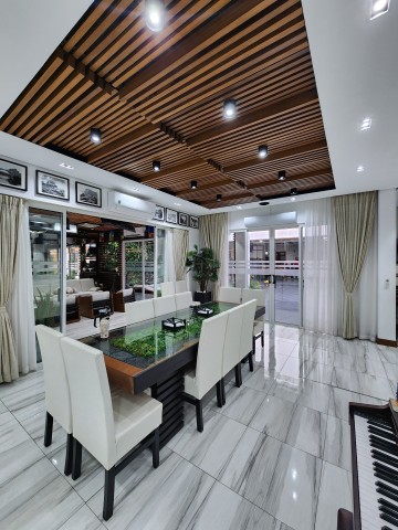 A Venda Luxuosa Vivenda V4 com piscina e anexo, mobiliada, na Urbanização Boa Vida, Via Expressa.