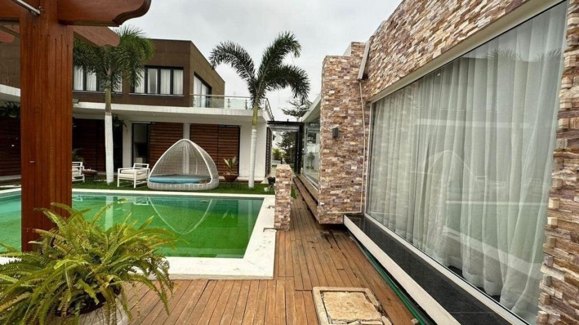A Venda Luxuosa vivenda V6, no Condomínio Russinha, Camama, arredores do CIF.