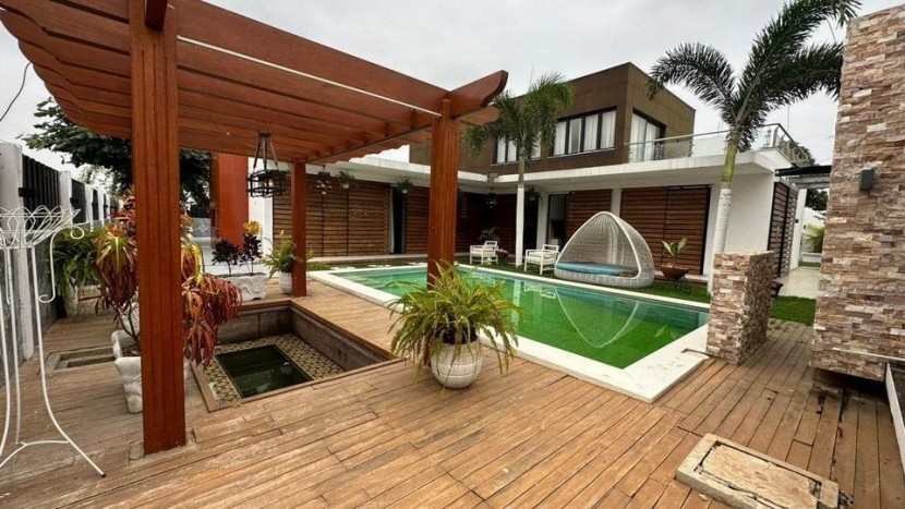 A Venda Luxuosa vivenda V6, no Condomínio Russinha, Camama, arredores do CIF.