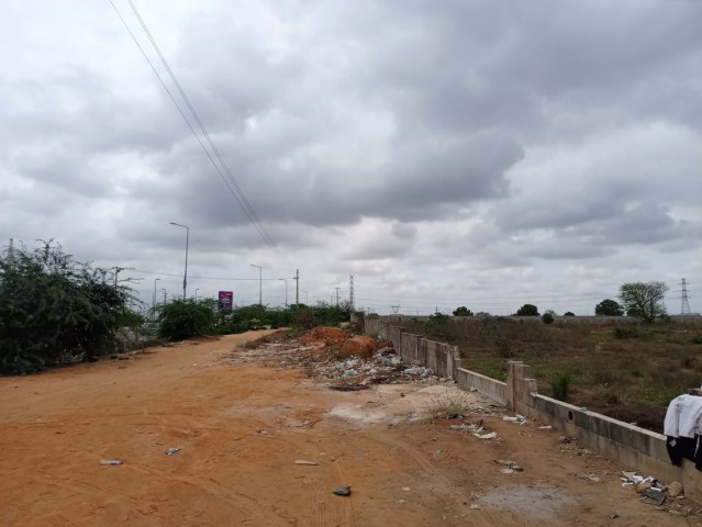 A Venda Terreno de 7 hectares, na Via Expressa, sentido Benfica/Kilamba.