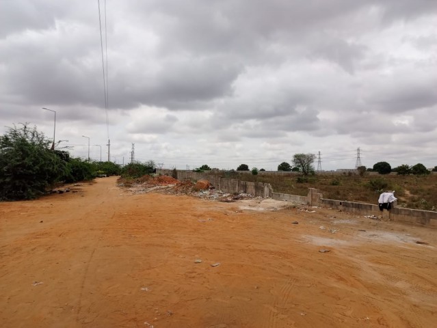 A Venda Terreno de 7 hectares, na Via Expressa, sentido Benfica/Kilamba.