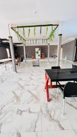 A Venda Salão de eventos com 8 suítes, no Dangereux, município de Talatona.