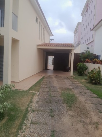 A Venda Vivenda V4 com anexo, no Condomínio Mama Muxima, Talatona.