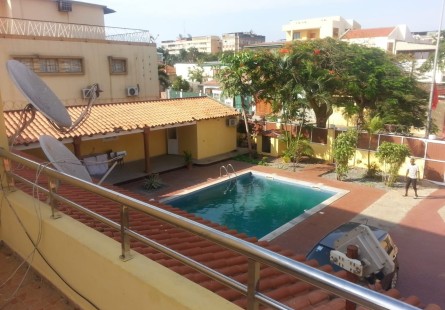 Anúncio Vivenda V14 com piscina, na Vila Alice, Rua da liberdade.