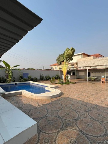 A Venda Vivenda V5 com piscina e anexo, no Benfica (Bento Raimundo).