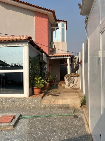 A Venda Vivenda V5 com piscina e anexo, no Benfica (Bento Raimundo).