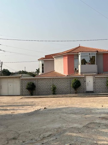 A Venda Vivenda V5 com piscina e anexo, no Benfica (Bento Raimundo).