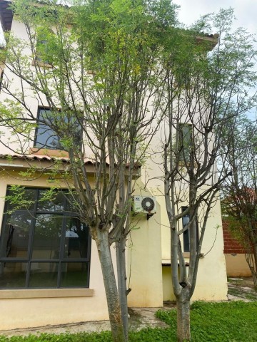 A Venda Moradia V3+1 germinada, no Condomínio Jardim de Rosas, 2 Fase