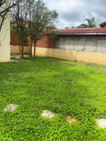 A Venda Moradia V3+1 germinada, no Condomínio Jardim de Rosas, 2 Fase