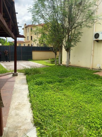 A Venda Moradia V3+1 germinada, no Condomínio Jardim de Rosas, 2 Fase