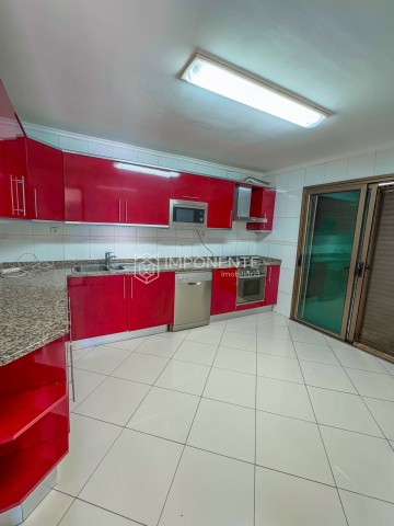 A Venda Moradia T3 dúplex, sem móveis, , no Condomínio Luar de Talatona, Talatona.