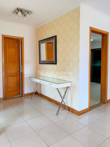 A Venda Moradia T3 dúplex, sem móveis, , no Condomínio Luar de Talatona, Talatona.